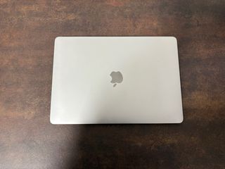 MacBook Air 2020 con caja y cargador