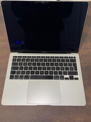 MacBook Air 2020 con caja y cargador