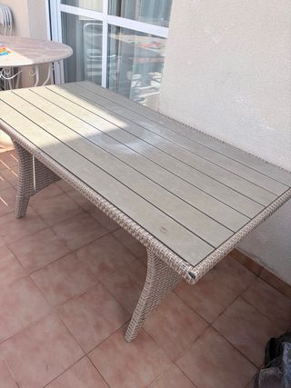 Tavolo da giardino in rattan e legno