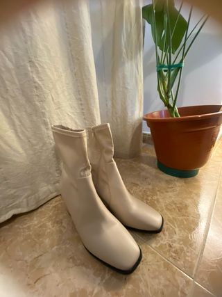 Botines Beige Tacón Cuadrado
