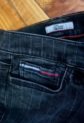 Jeans Tommy Hilfiger rayas negras