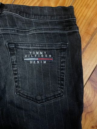 Jeans Tommy Hilfiger rayas negras