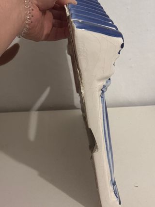 Buzón antiguo de cerámica azul y blanco, relieve