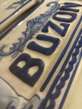 Buzón antiguo de cerámica azul y blanco, relieve