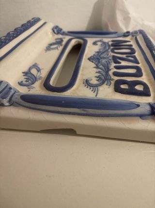 Buzón antiguo de cerámica azul y blanco, relieve
