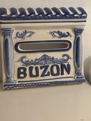 Buzón antiguo de cerámica azul y blanco, relieve