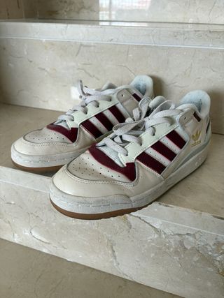 Adidas Hombre Beige, blanco y Rojo.