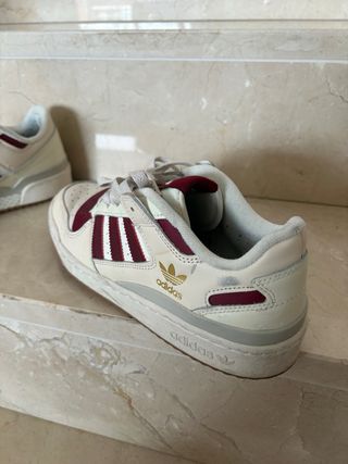 Adidas Hombre Beige, blanco y Rojo.