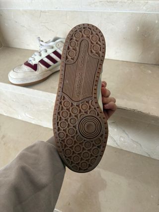 Adidas Hombre Beige, blanco y Rojo.