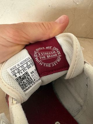 Adidas Hombre Beige, blanco y Rojo.