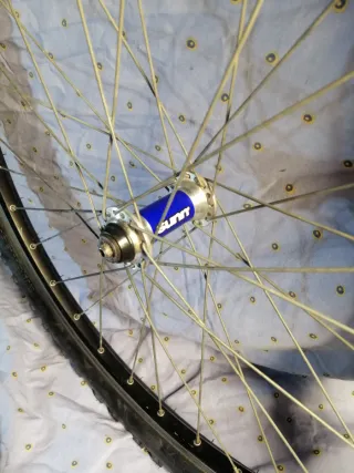 Rueda SUNN Buje y Llanta con Neumático Michelin