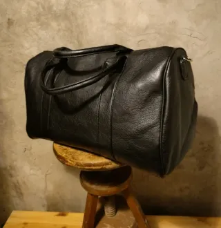 Borsone in pelle nero nuovo con cartellino