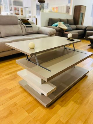 Elegante mesa elevable de madera y metal