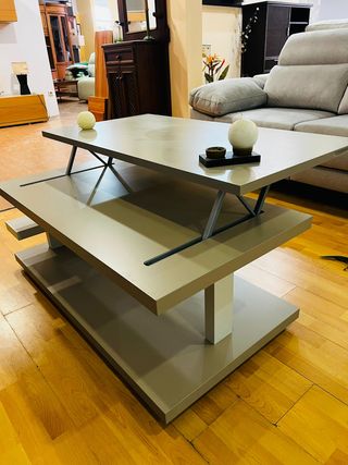 Elegante mesa elevable de madera y metal