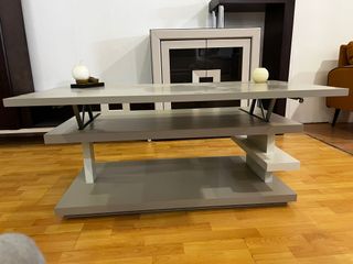 Elegante mesa elevable de madera y metal