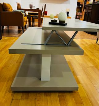 Elegante mesa elevable de madera y metal