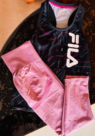 Conjunto deportivo Fila negro y rosa