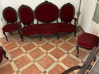 Sofá Isabelino Terciopelo Rojo y Madera Negra