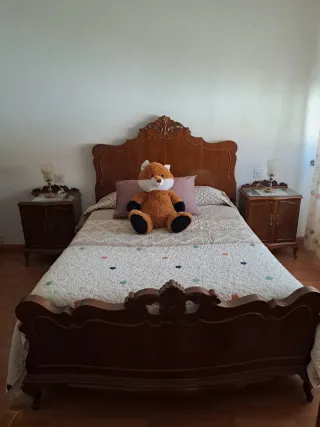 Cama de madera con mesitas