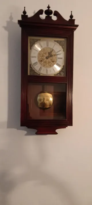 Reloj de pared clásico vintage estilo alemán.