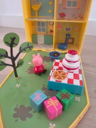 Casita Peppa Pig con columpios y mesa