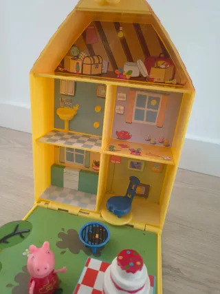 Casita Peppa Pig con columpios y mesa