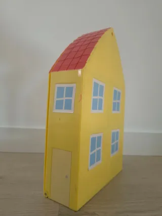 Casita Peppa Pig con columpios y mesa