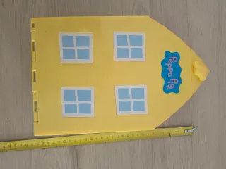 Casita Peppa Pig con columpios y mesa