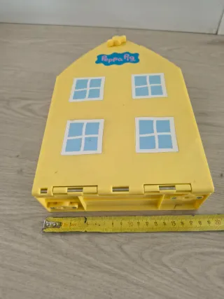 Casita Peppa Pig con columpios y mesa