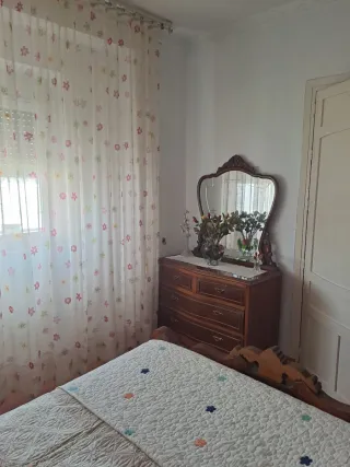 Tocador antiguo de madera con espejo