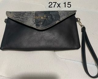 Bolso de mano negro y gris con detalle de animal