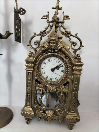Reloj antiguo y candelabro dorado