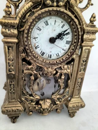 Reloj antiguo y candelabro dorado