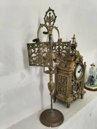 Reloj antiguo y candelabro dorado