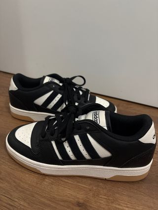 Zapatillas Adidas Negras y Blancas