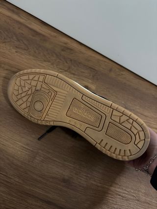 Zapatillas Adidas Negras y Blancas