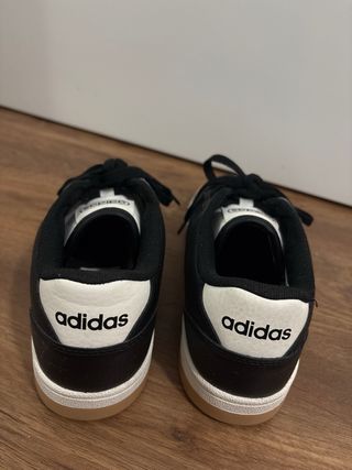 Zapatillas Adidas Negras y Blancas