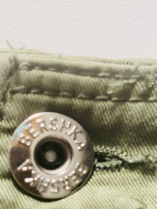 Pantalón cargo verde Bershka