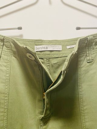 Pantalón cargo verde Bershka