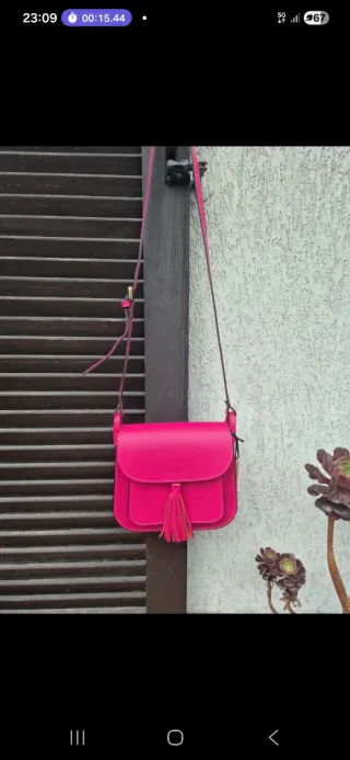 Borsa a tracolla fucsia con nappina