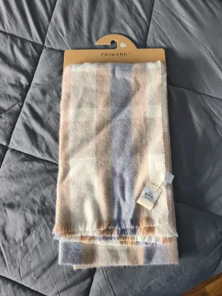 Bufanda Primark cuadros beige y morado