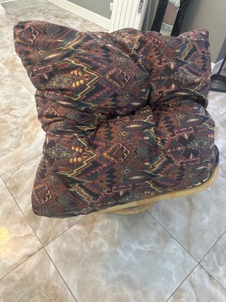 Sillón de caña con puff