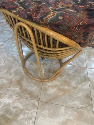 Sillón de caña con puff