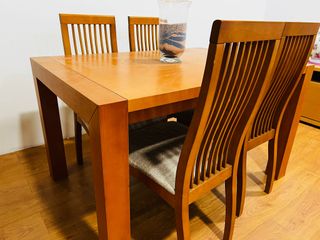 MESA DE PINO MACIZO CON SILLAS