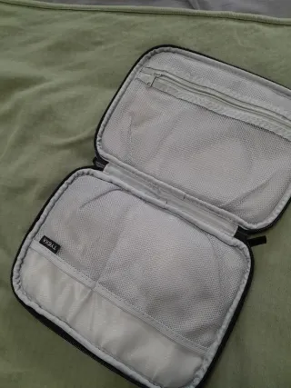 Organizador de electrónica viaje  TYCKA gris.