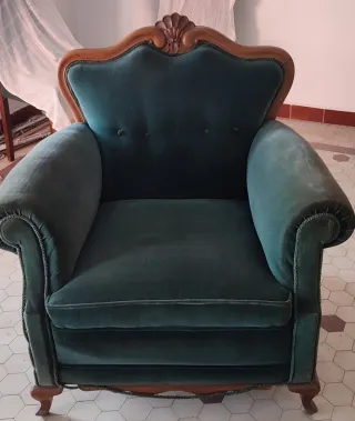 Sillón antiguo de terciopelo y madera