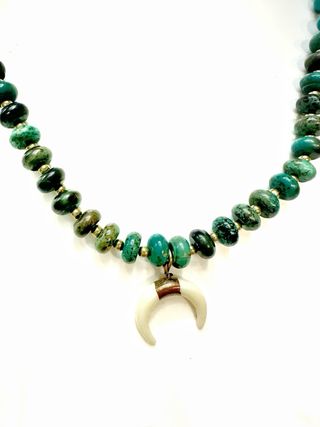Collar de turquesas y colgante luna o cuerno