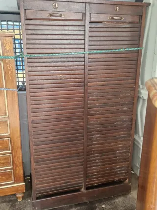 Fichero antiguo de madera