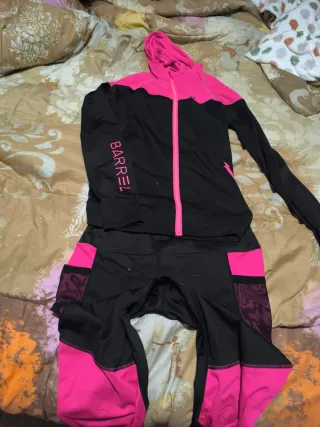 Conjunto deportivo Barrel negro y rosa