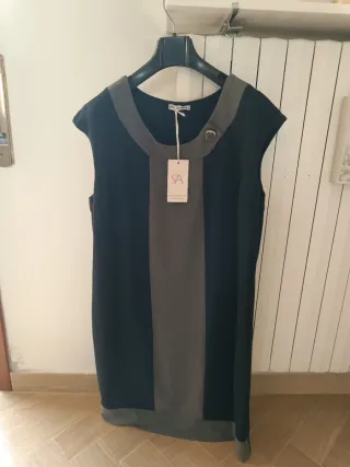Elegante abito bicolore nero e grigio